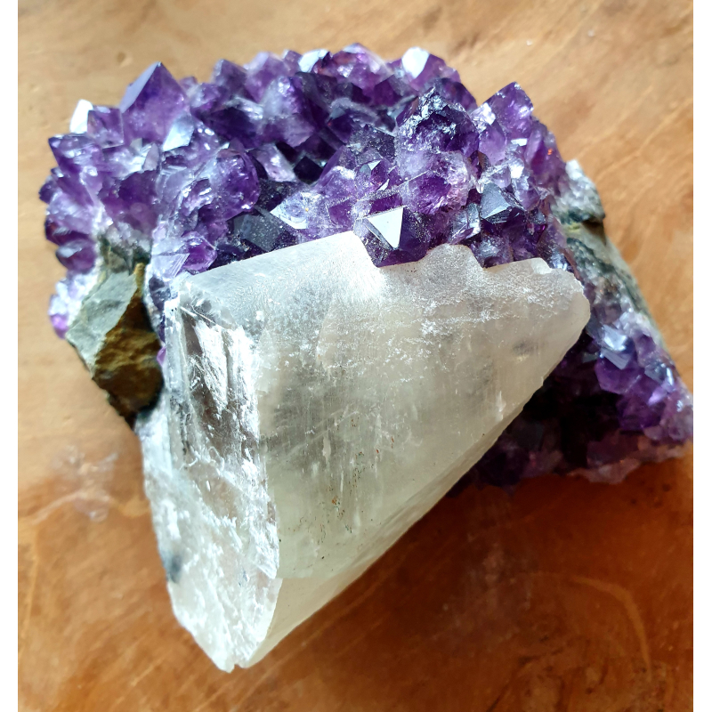 Ruwe amethist met calciet